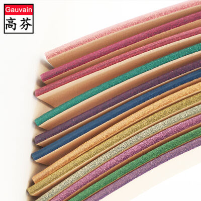 Couche de peinture pour chaussures avec peinture de bord en cuir coloré et brillant pour sacs à ceintures